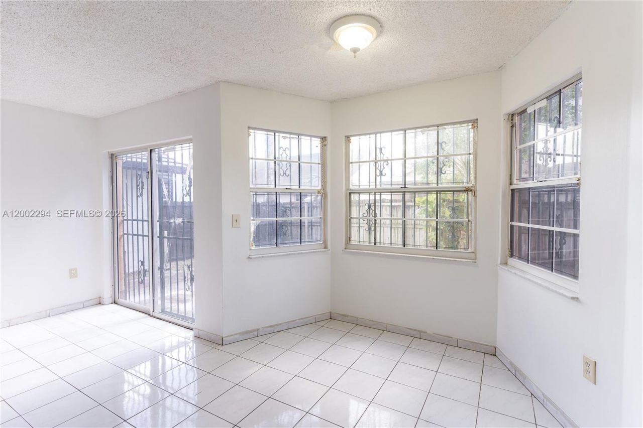 7876 NW 189th St , Hialeah, FL 33015 Photo