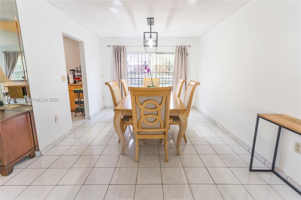7876 NW 189th St , Hialeah, FL 33015 Photo