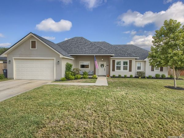 806 34th St, Hondo, TX 78861