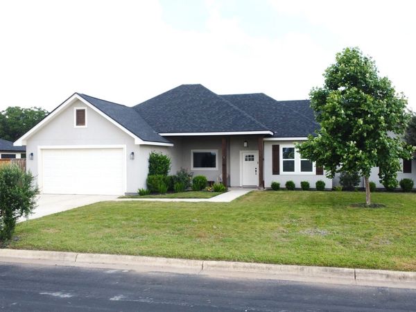 806 34th St, Hondo, TX 78861