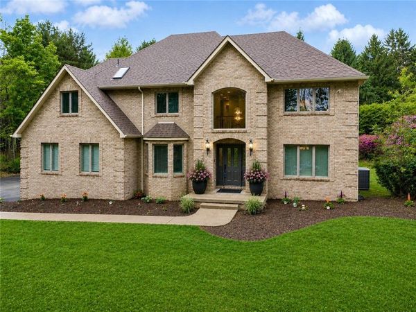 1005 Fairway Oaks Dr , Jeannette, PA 15644