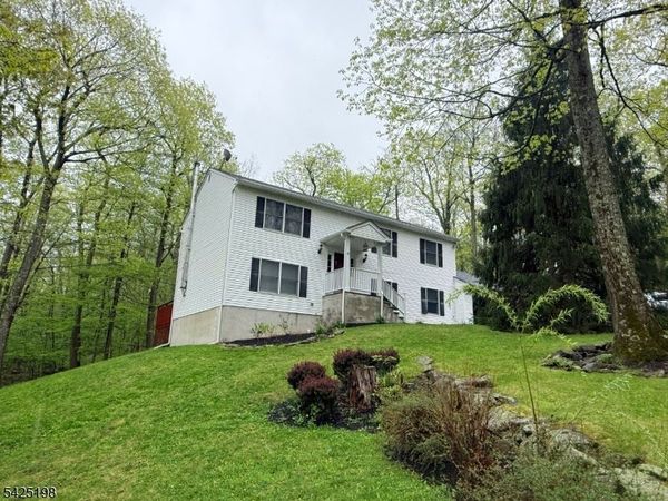 8 Cold Spring Dr, Vernon, NJ 07422