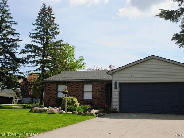 2056 Baywood Drive , Wixom, MI 48393
