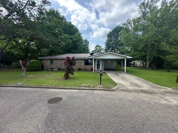 415 Washington St., Columbia, MS 39429