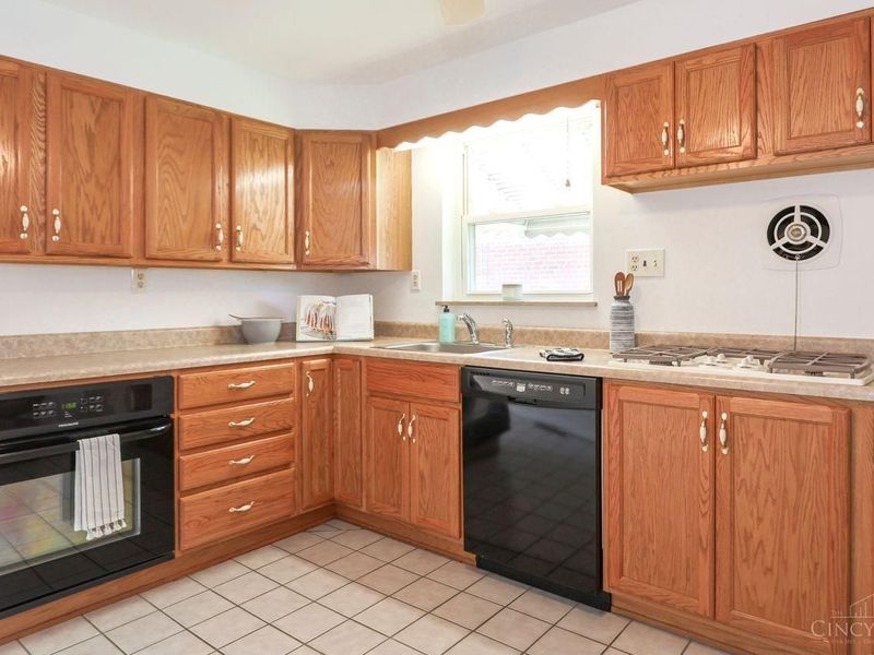 8613 Brent Drive, Springfield Twp., OH 45231 Photo 9