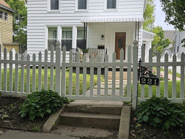 221 S 1ST Avenue, Canton, IL 61520