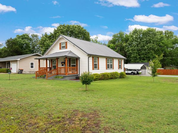 902 S Grand Street , Grove, OK 74344