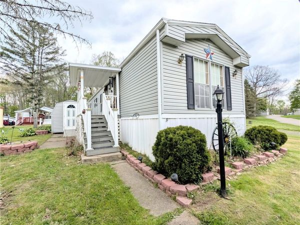 19 Emerald Dr, Grove City, PA 16127