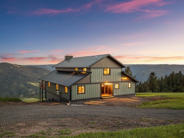 520 Valley View Dr, Lenore, ID 83541