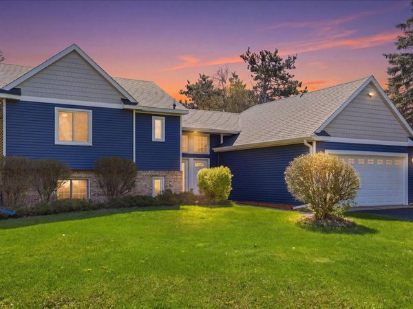 512 Hyde Avenue N, Mahtomedi, MN 55115