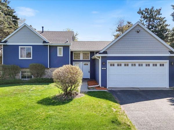 512 Hyde Avenue N, Mahtomedi, MN 55115