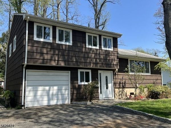 56 Fairway Dr, East Hanover, NJ 07936