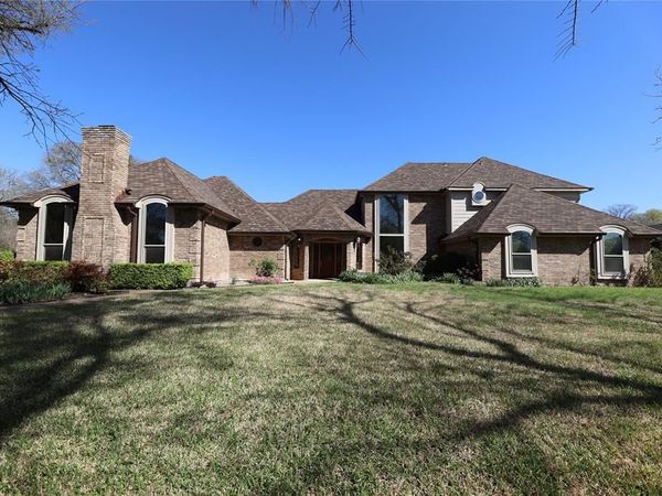 907 Red Oak Creek Drive, Ovilla, TX 75154