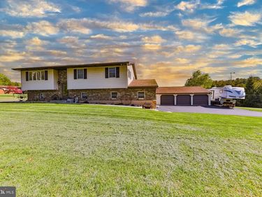 1040 W STAGECOACH ROAD, LEHIGHTON, PA 18235