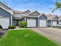 560 Woodhaven Drive, Mundelein, IL 60060 primary photo