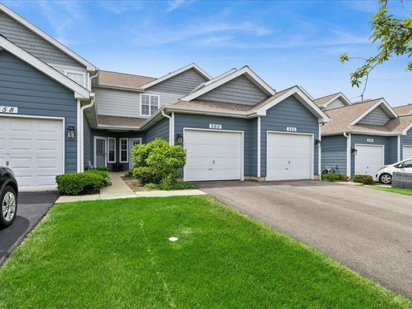 560 Woodhaven Drive, Mundelein, IL 60060