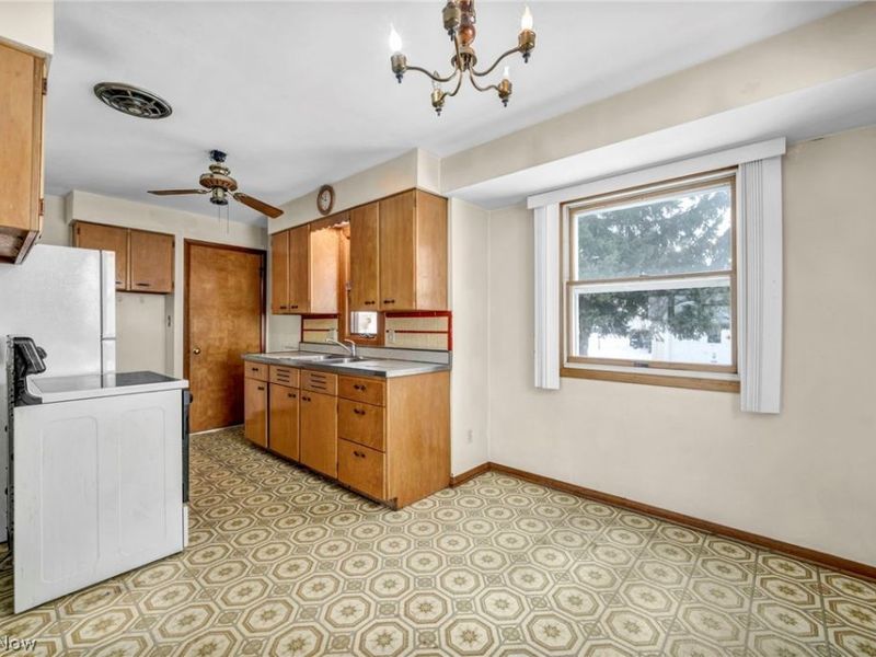 3323 Dellwood Drive , Parma, OH 44134 Photo 9