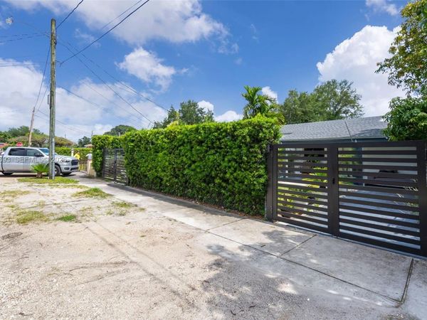 2222 NW 105th St , Miami, FL 33147