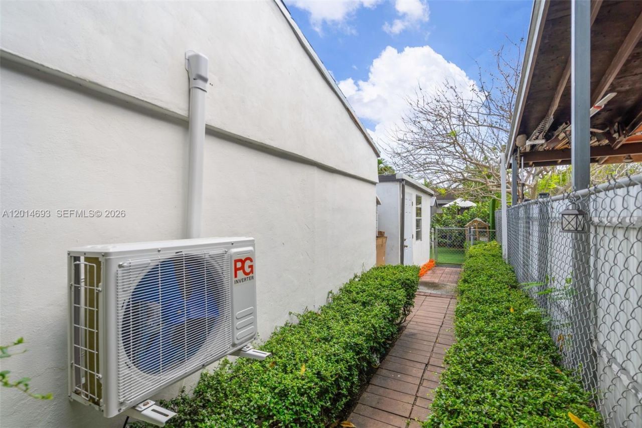 2222 NW 105th St , Miami, FL 33147 Photo