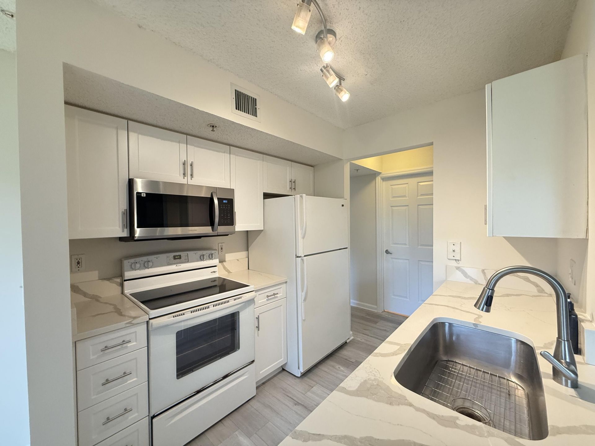 284 Village Boulevard, Unit 9110, Tequesta, FL 33469 Photo