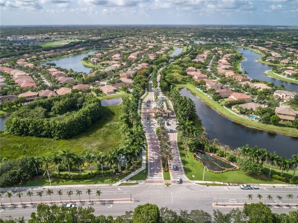 19364 S Whitewater Avenue, Weston, FL 33332 Photo