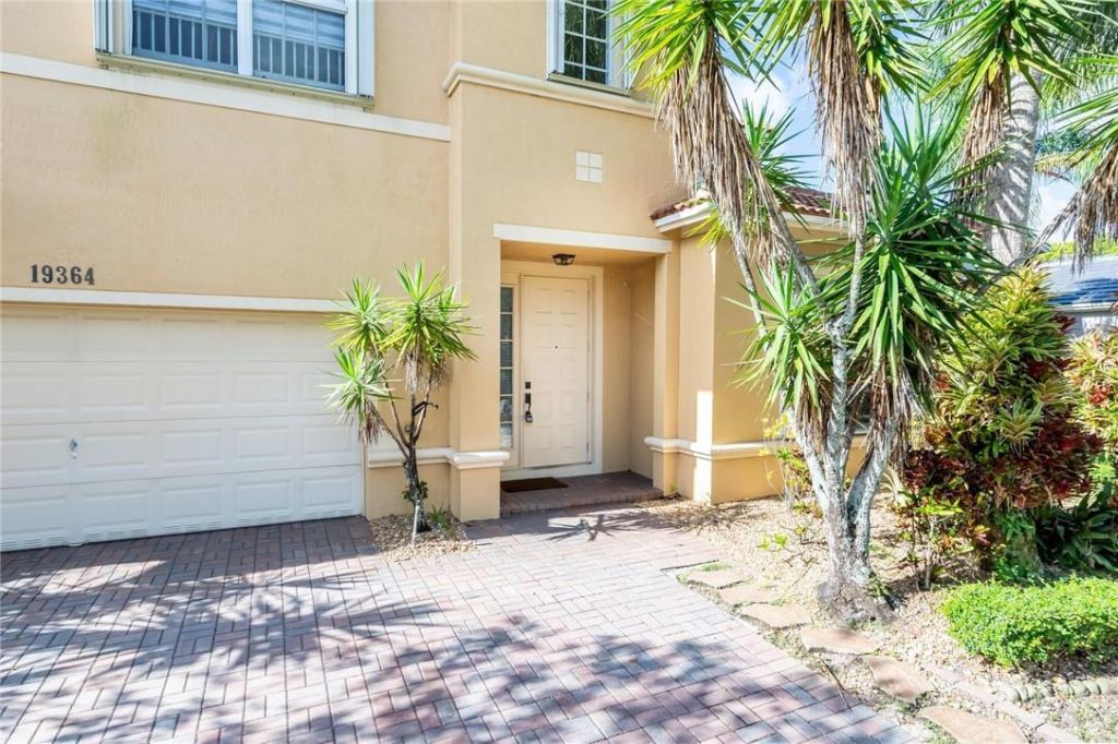 19364 S Whitewater Avenue, Weston, FL 33332 Photo