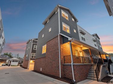 1911 Dahlman Rows Plaza , Omaha, NE 68108