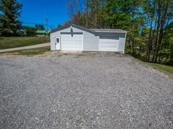 1651 Chestnut Knob Road, LAYLAND, WV 25864