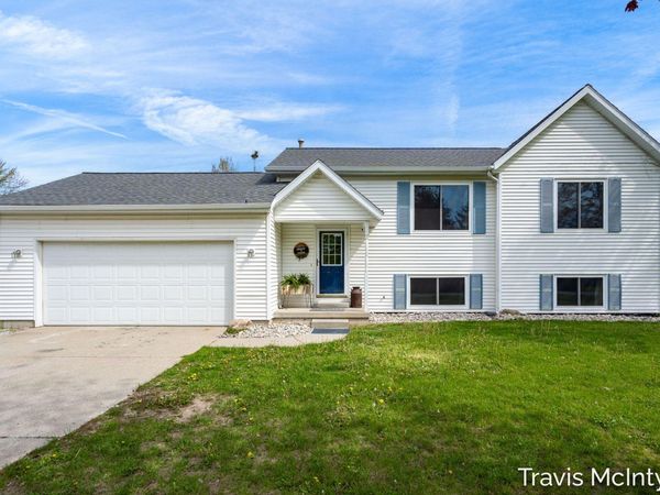75 Cleveland Street W, Coopersville, MI 49404