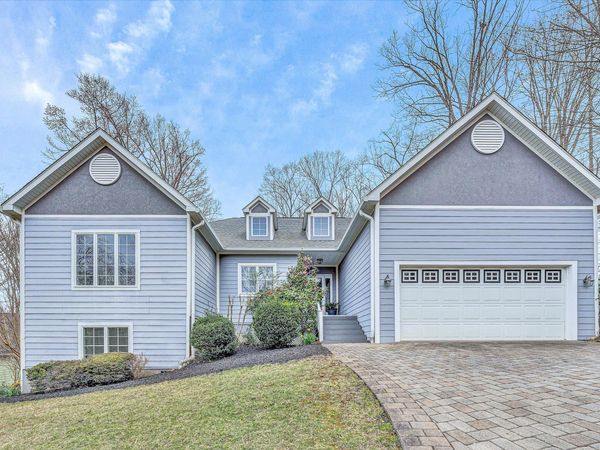100 Waterside DR , Moneta, VA 24121