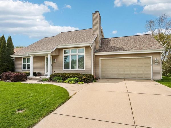 1900 Wexford LANE, Waukesha, WI 53186