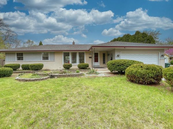 5890 Lakeview DRIVE, Greendale, WI 53129