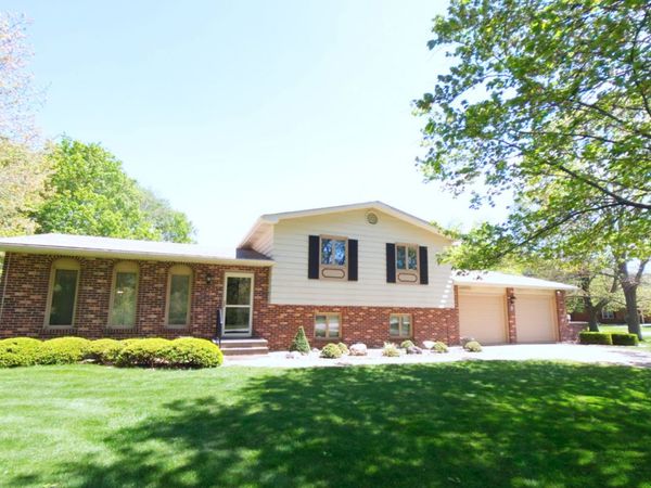 8 Hawthorne Drive, Oswego, IL 60543