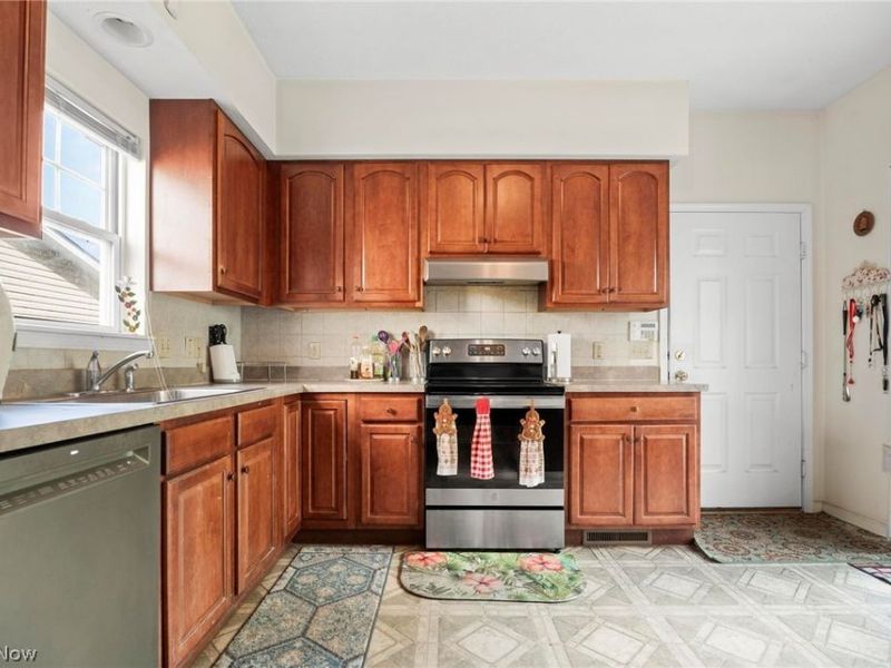 4982 Penny Lane, North Olmsted, OH 44070 Photo 5