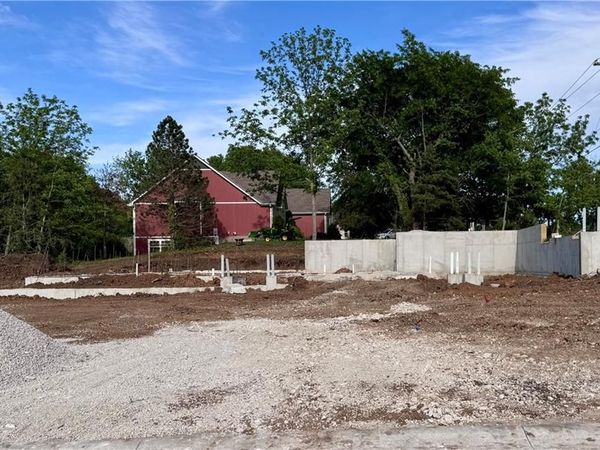 8675 Eagle Creek Drive, De Soto, KS 66018