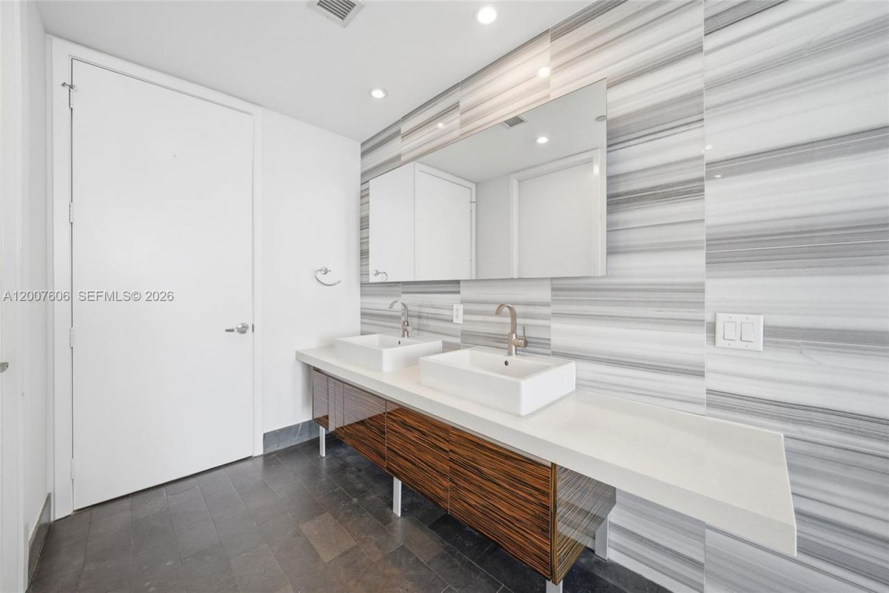 1100 Biscayne Blvd , Unit 4402, Miami, FL 33132 Photo