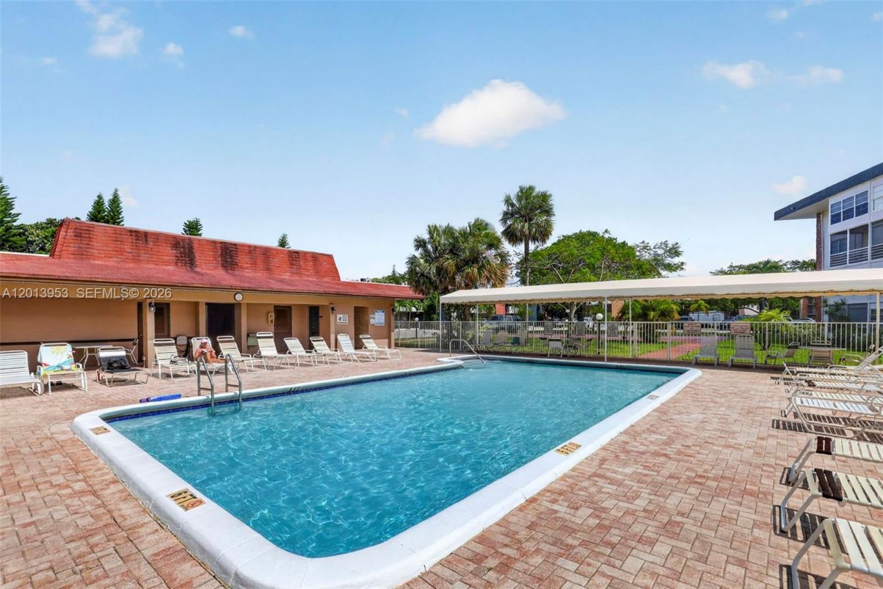 2991 NW 46th Ave, Unit 204, Lauderdale Lakes, FL 33313 Photo
