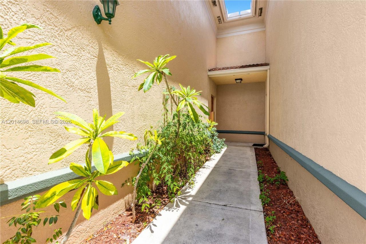 2486 Centergate Dr, Unit 203, Miramar, FL 33025 Photo