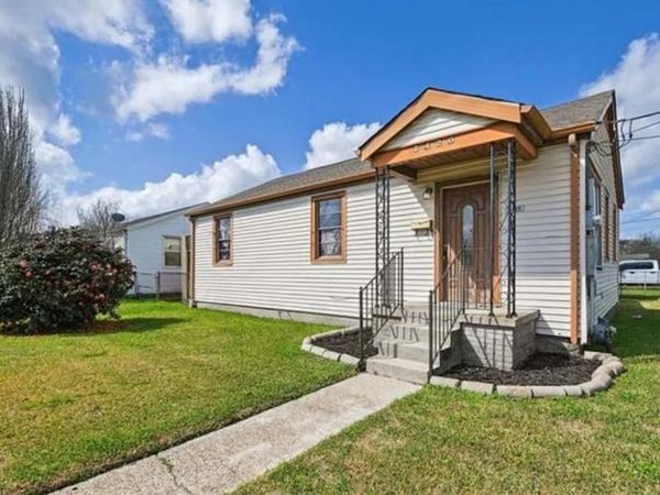 2420 FENELON Street , Chalmette, LA 70043