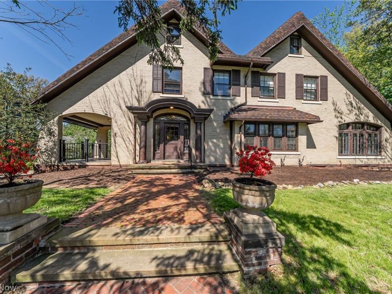 2170 S Overlook Road, Cleveland Heights, OH 44106 Photo 2