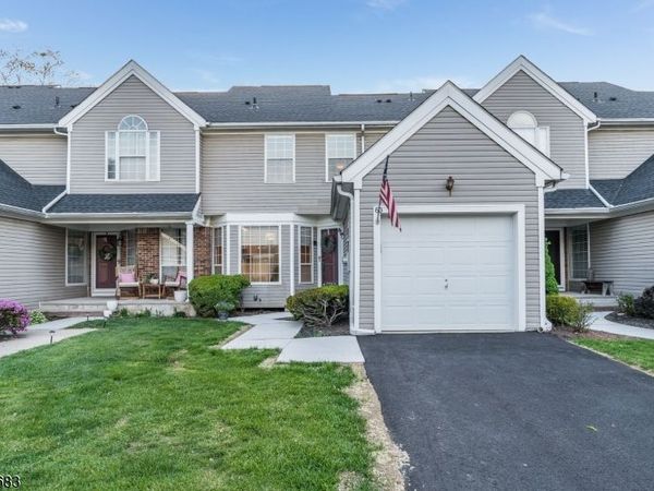 60 Phlox Ct, Readington, NJ 08889