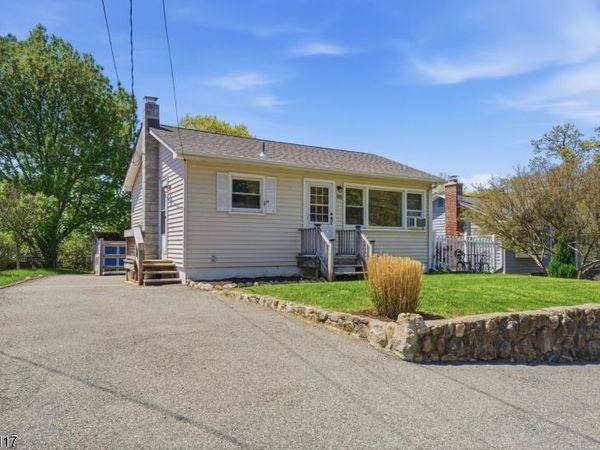 98 Rogers Dr, Roxbury, NJ 07850