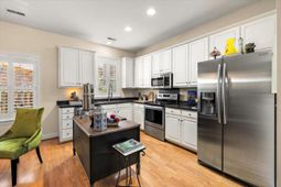 725 Natchez Circle photo 4