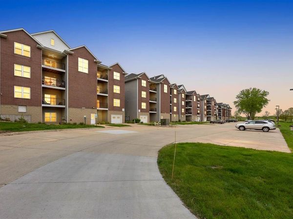 1092 Walnut Ave, Unit 102, Riverside, IA 52327
