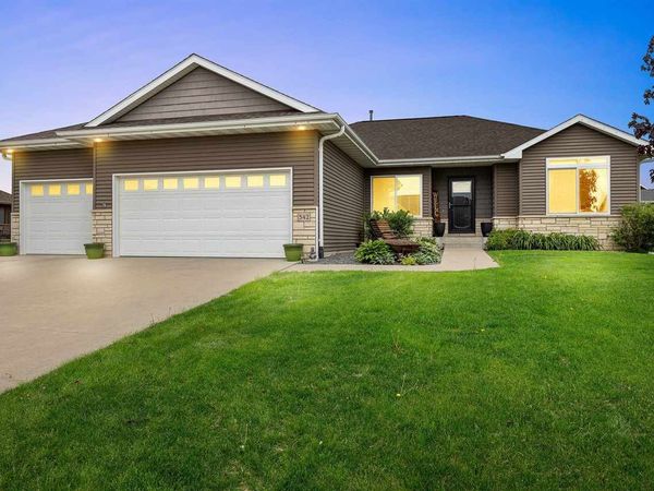 542 Rolling Hills Dr, Tiffin, IA 52340