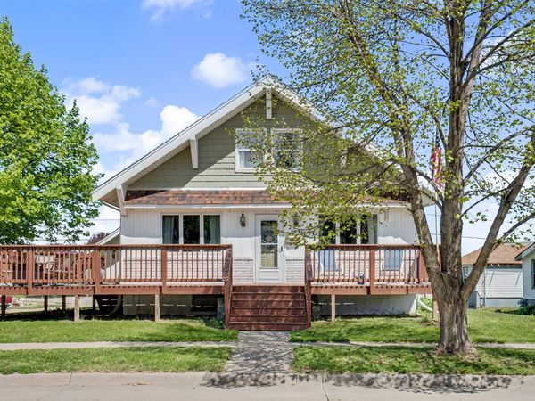 704 2nd Ave SE, Dyersville, IA 52040