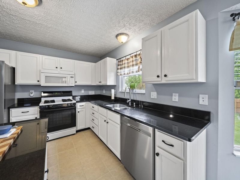 9053 Longstone Drive , Lewis Center, OH 43035 Photo 12