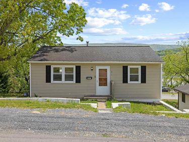 870 FAIRFAX AVE, WAYNESBORO, VA 22980