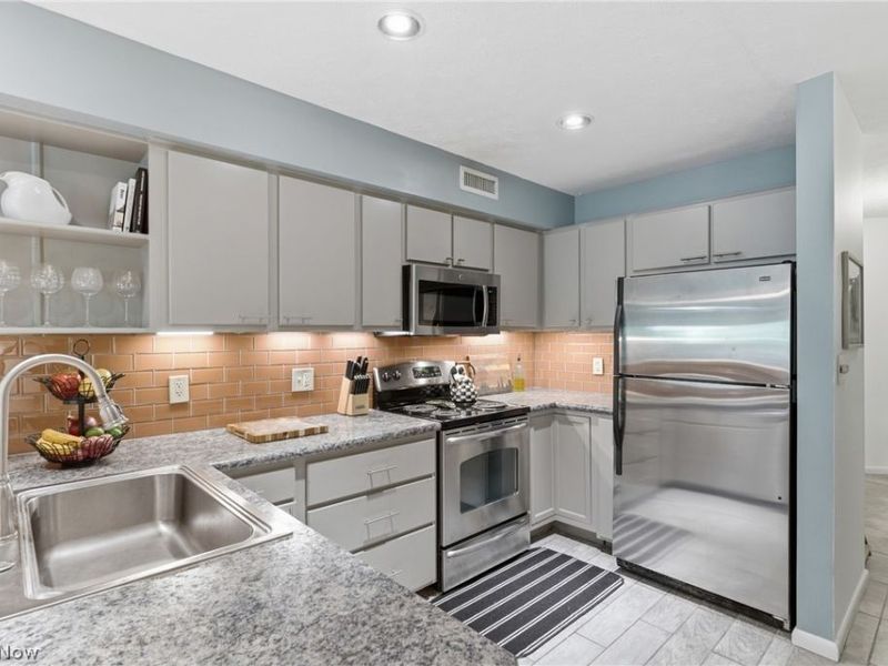 1900 Grove Court , Unit 112, Cleveland, OH 44113 Photo 10