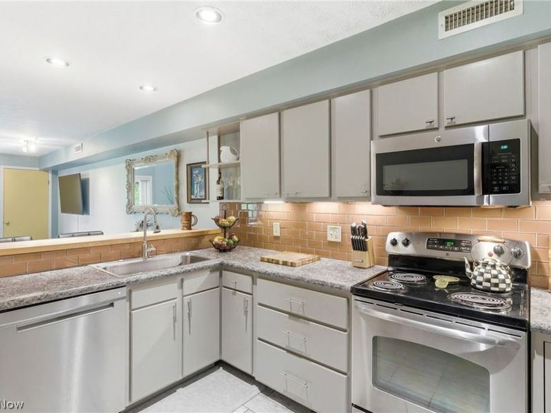 1900 Grove Court , Unit 112, Cleveland, OH 44113 Photo 11